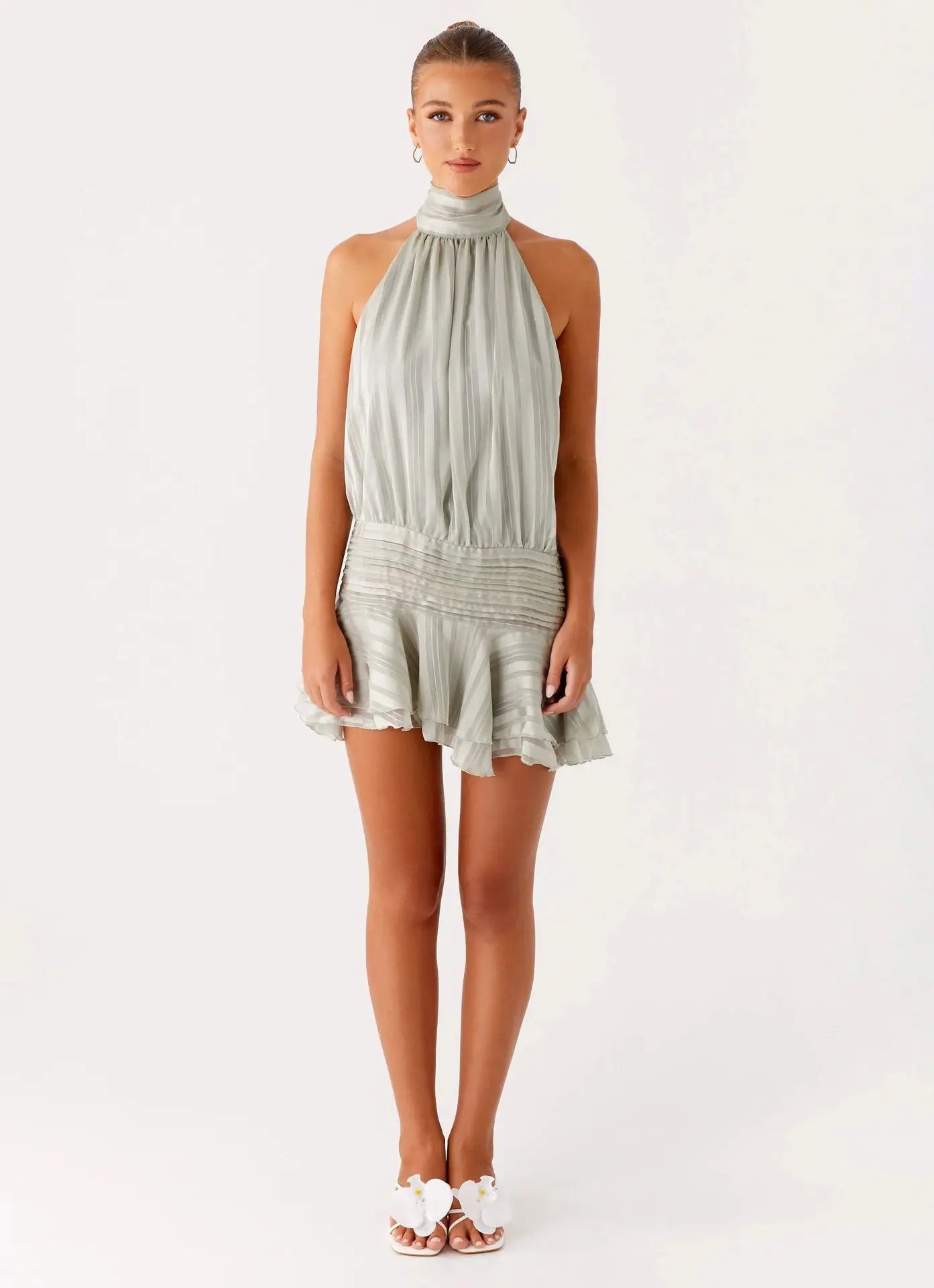 שמלת מיני עם קפלים וגב פתוח דגם שהם