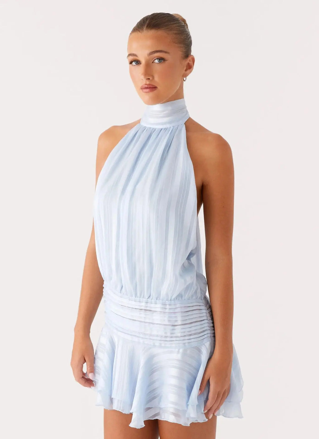 שמלת מיני עם קפלים וגב פתוח דגם שהם