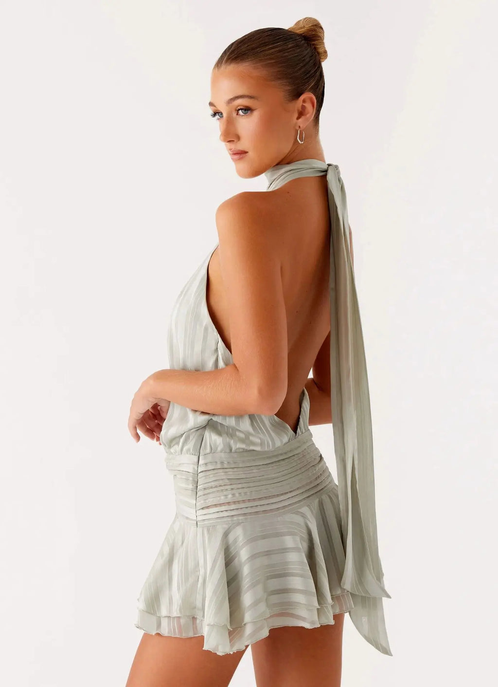 שמלת מיני עם קפלים וגב פתוח דגם שהם