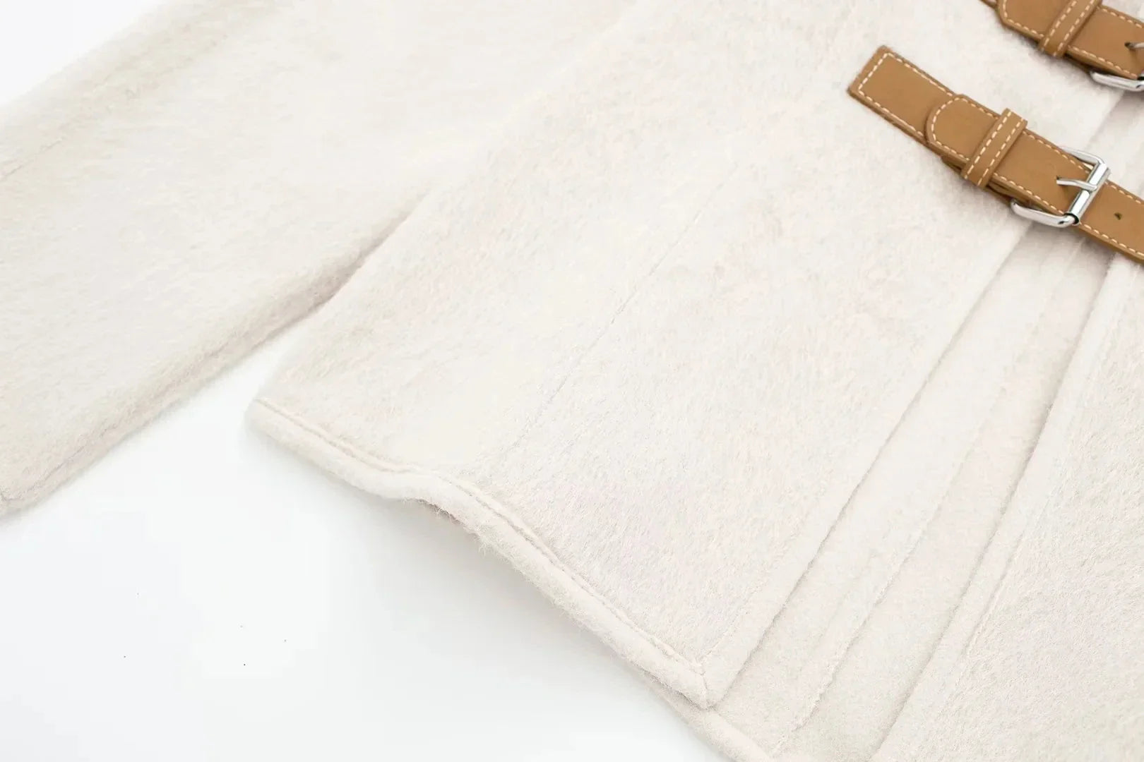 Alysha מעיל צמר בגזרת וי עם אבזמים