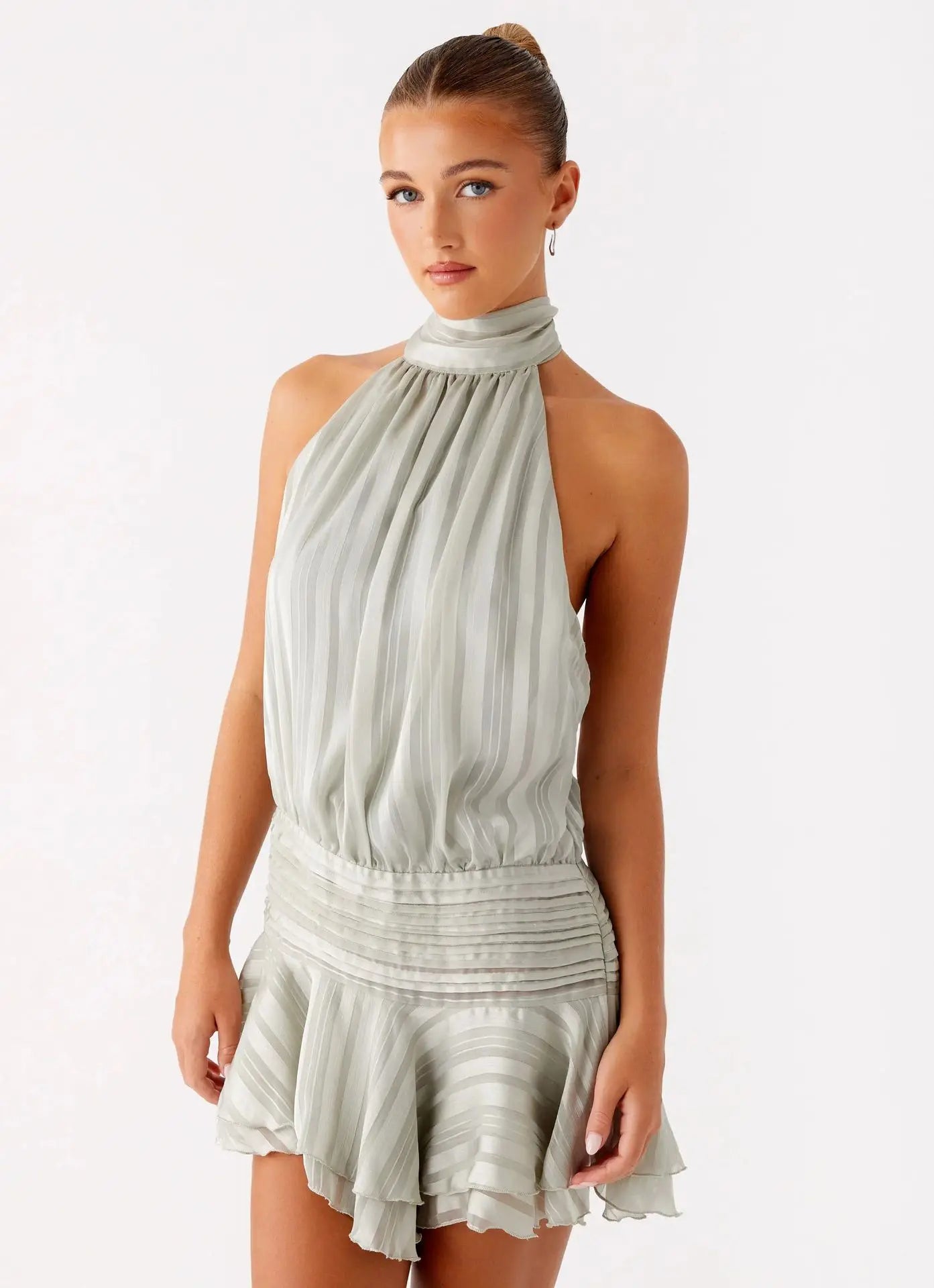 שמלת מיני עם קפלים וגב פתוח דגם שהם